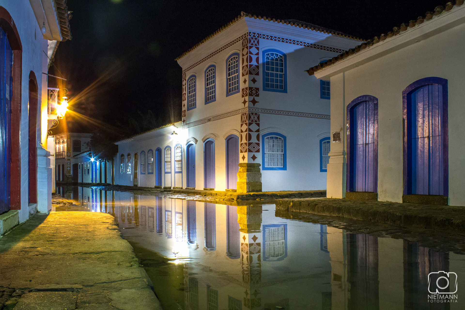 Centro Histórico de Paraty alagado em noite de lua cheia - Foto: @euamoparaty