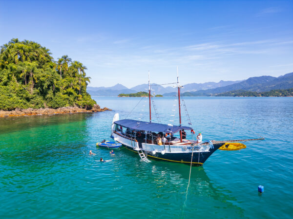 Escuna Netuno, exclusiva da Agencia Paraty Tours