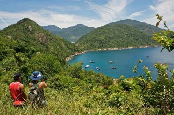 Vista da Ponta da Juatinga a partir da trilha — Paraty Adventure