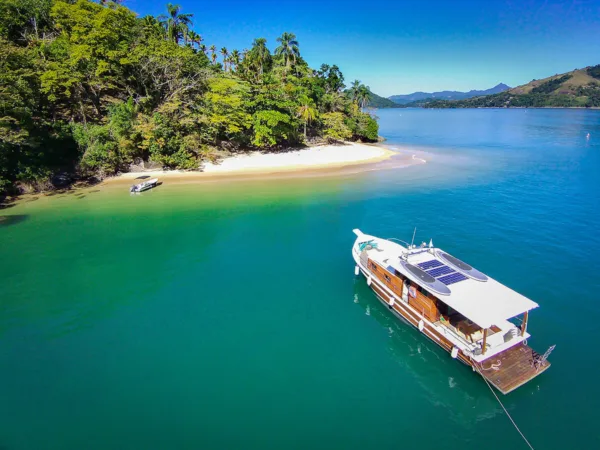 Devagar Paraty ancorado na Ilha do Cedro