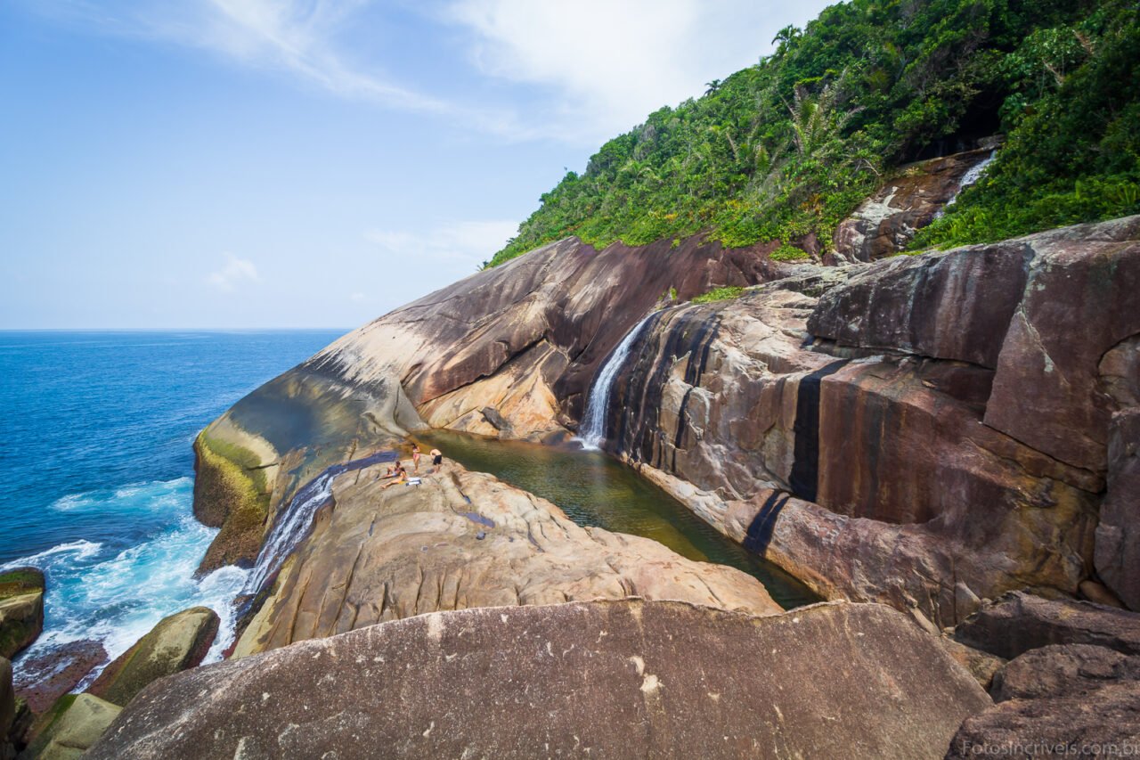 Cachoeira do Saco Bravo em Ponta Negra, Paraty - Queda d'água isolada na natureza