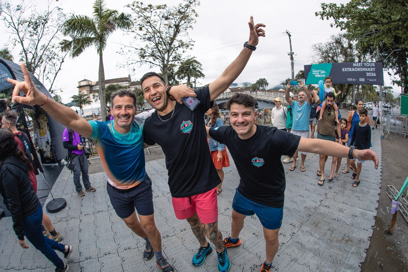atletas comemorando em Paraty