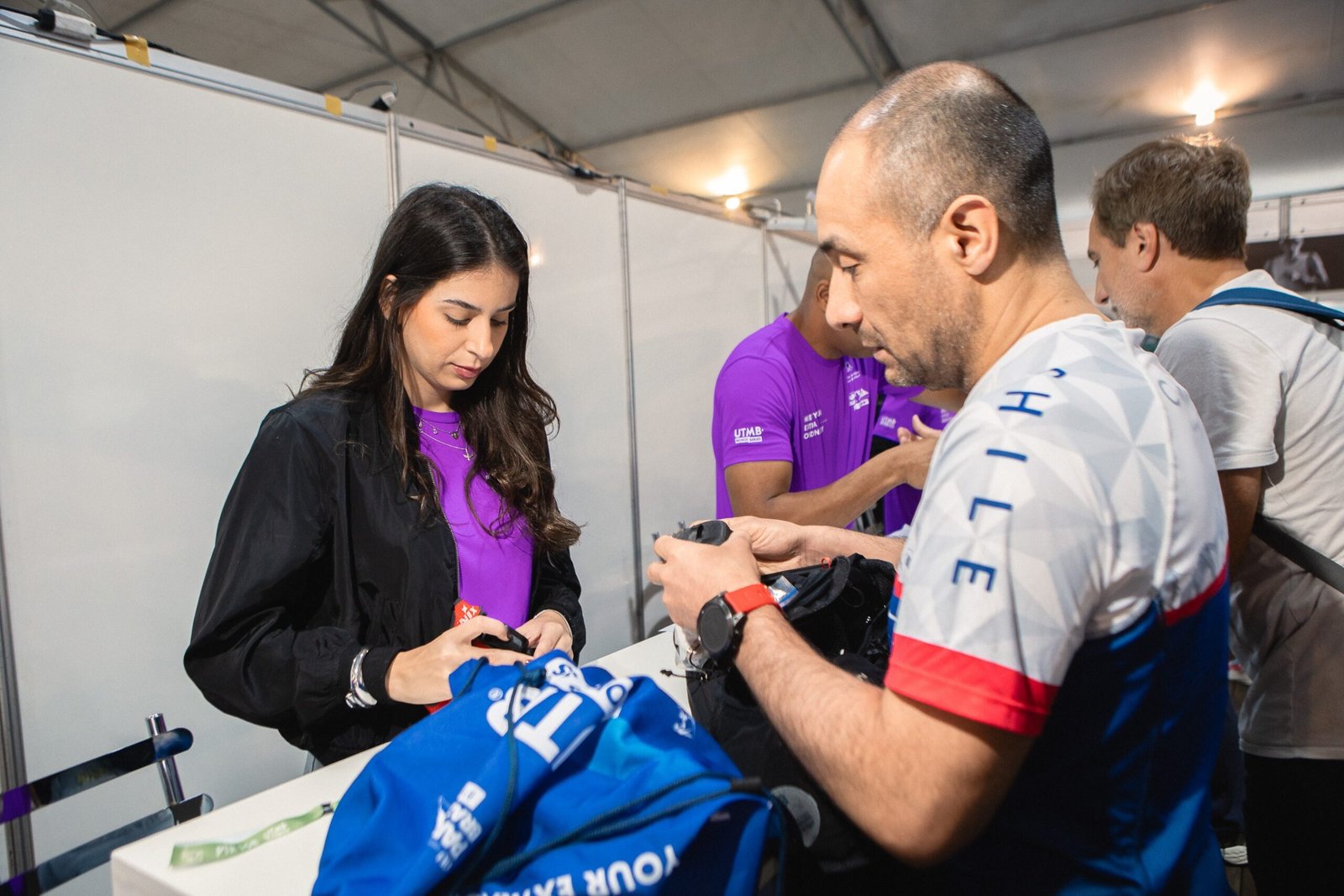 atleta retirando o kit na expo