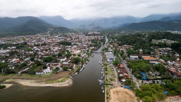 vista aérea de Paraty, rio e serra
