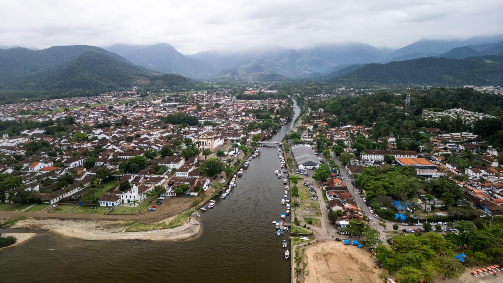 vista aérea de Paraty, rio e serra