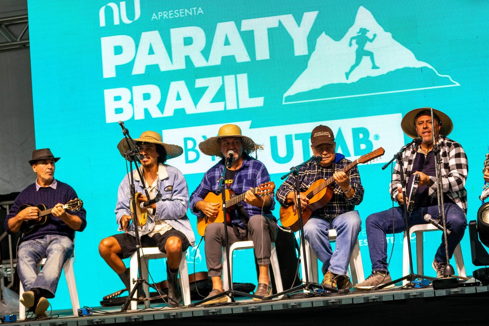 banda tocando no palco do evento