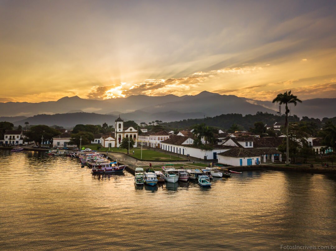Detalhes arquitetônicos barrocos da igreja