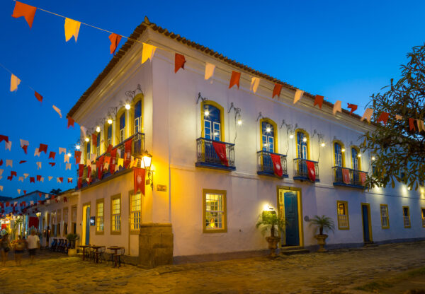 Foto da fachada do Sandi Hotel em Paraty